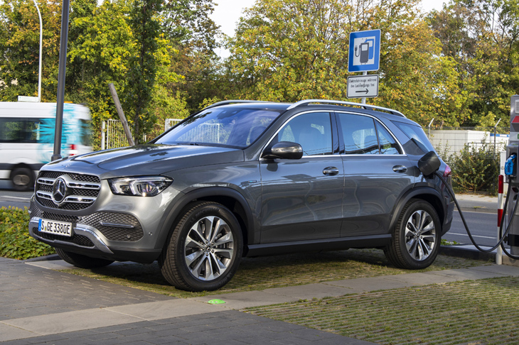 Mercedes-Benz представил два гибридных кроссовера — GLC и GLE